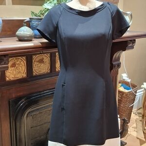Ellen Tracy Black Short-Sleeve Tunic with White Hem Size 10